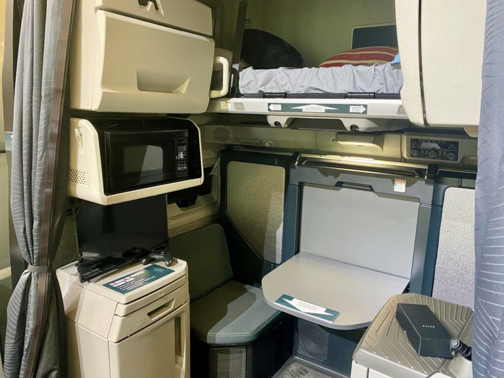 Picture of the dinette bunk option in the Volvo VNL